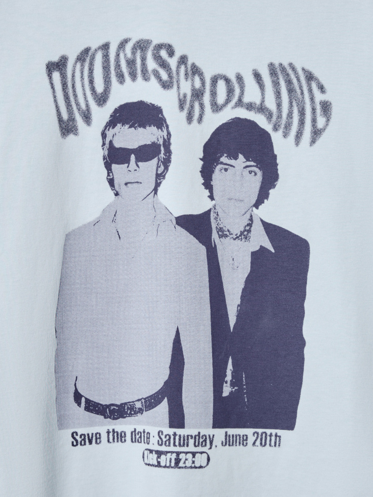 футболка оверсайз с принтом из линейки  young универсального стиля с лицевой стороны