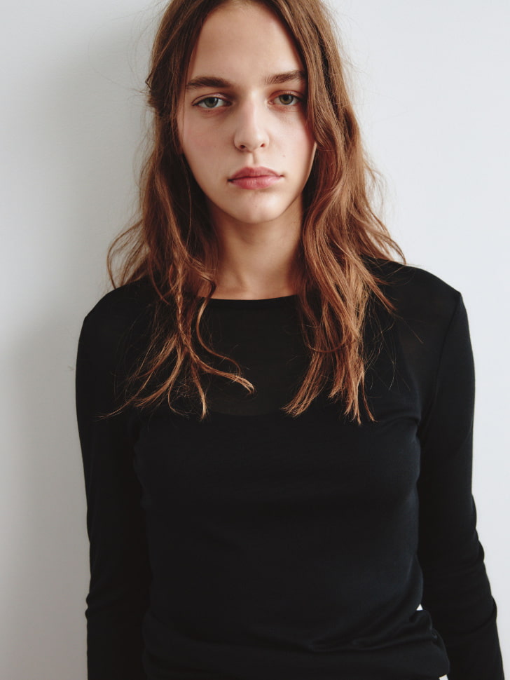 лонгслив из линейки  young из россии вид сбоку