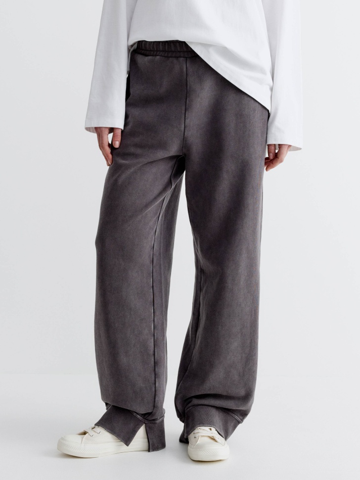 брюки с патчем  x союзмультфильм по цене 3599 руб вид справа