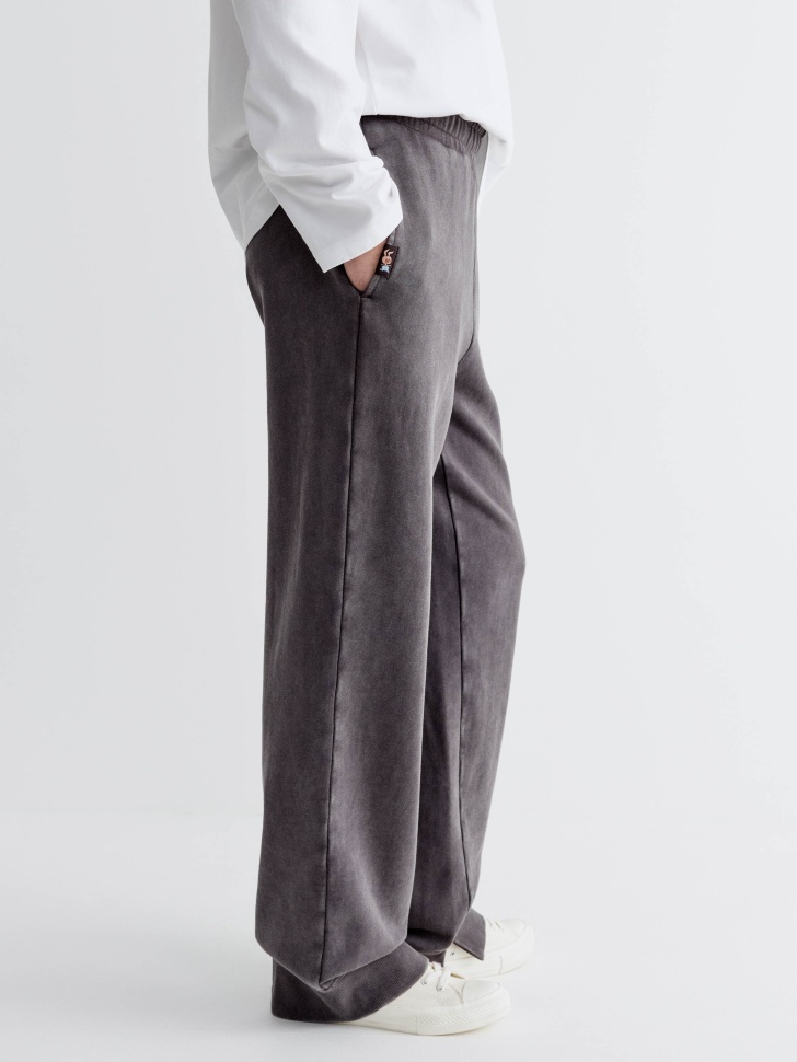 брюки с патчем  x союзмультфильм из россии вид сбоку