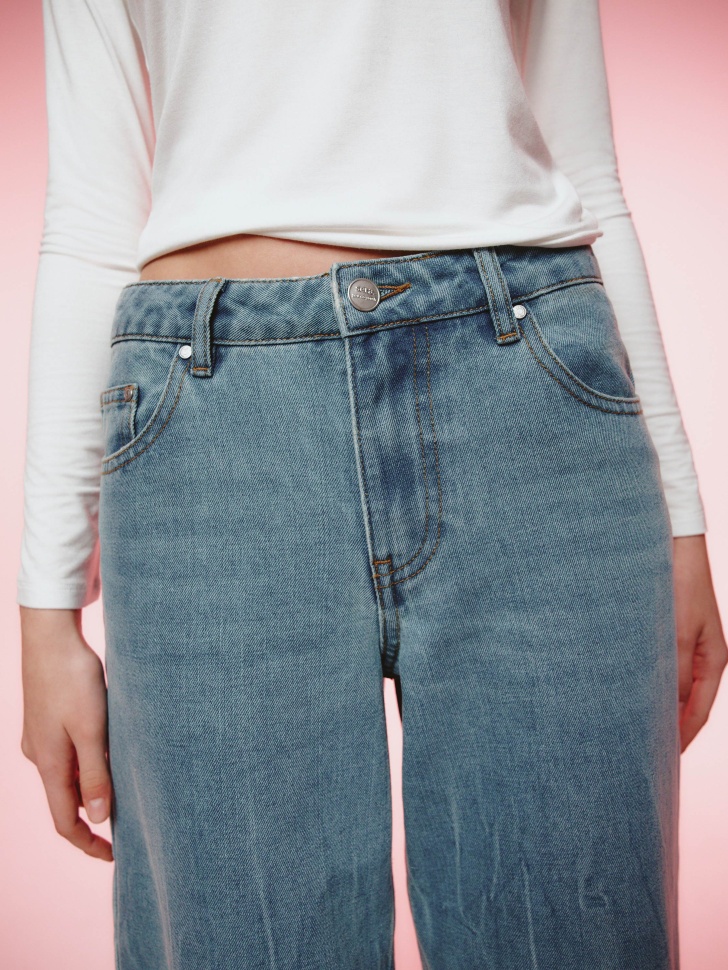 джинсы boyfriend fit из линейки  young из россии вид сбоку