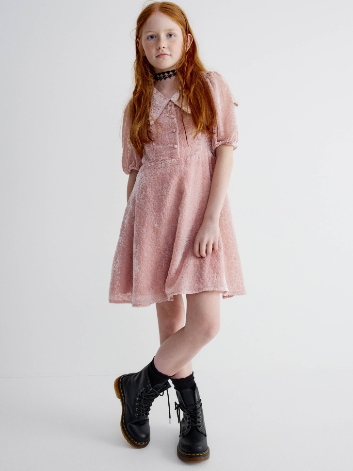 нарядное платье с бархатным эффектом для девочек от бренда sela вид слева