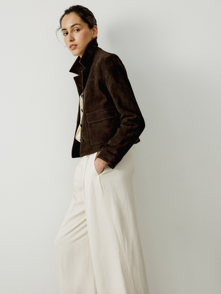 короткая куртка из натуральной замши премиум качества от бренда sela вид слева