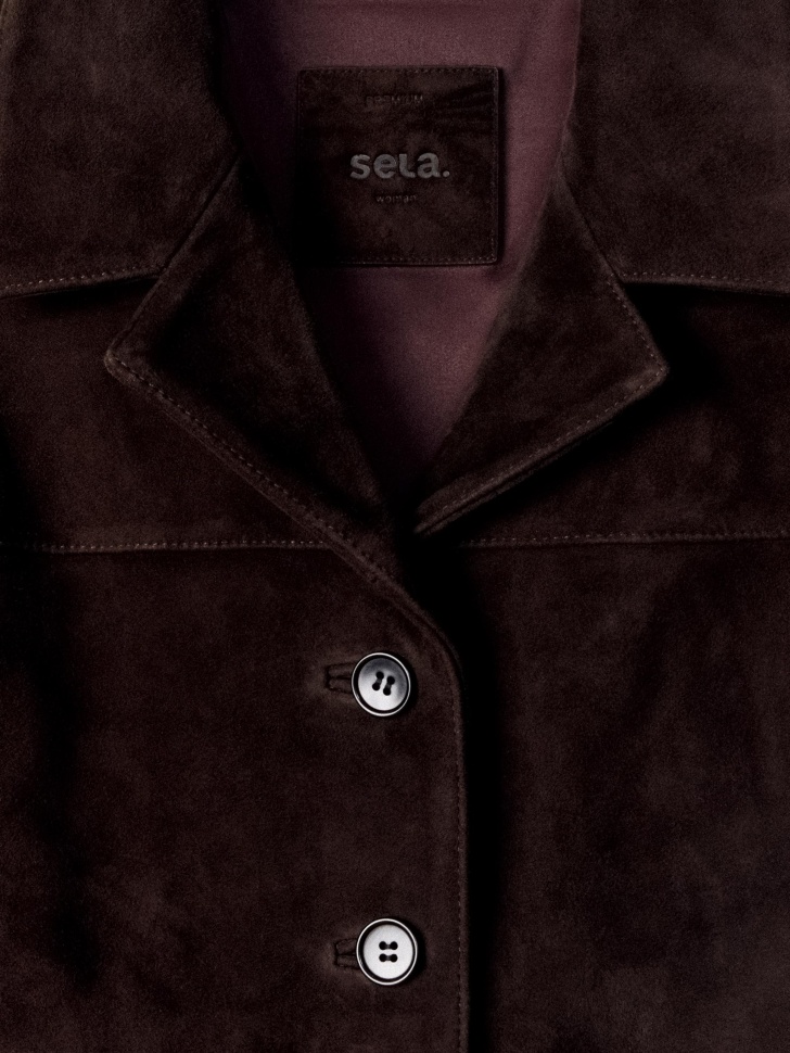 короткая куртка из натуральной замши премиум качества универсального стиля с лицевой стороны