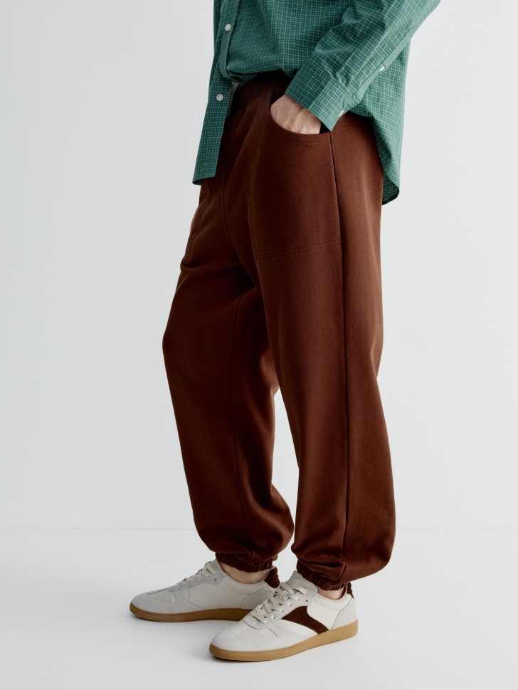 базовые джоггеры из футера по цене 2299 руб вид справа