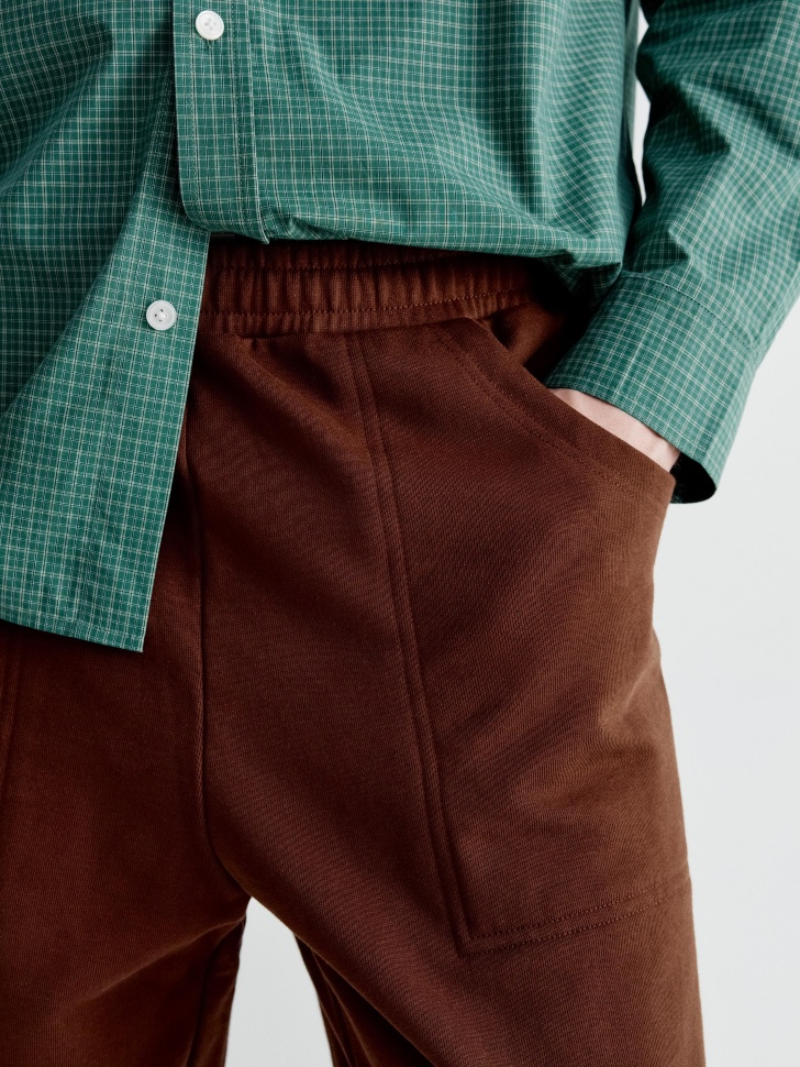 базовые джоггеры из футера из россии вид сбоку