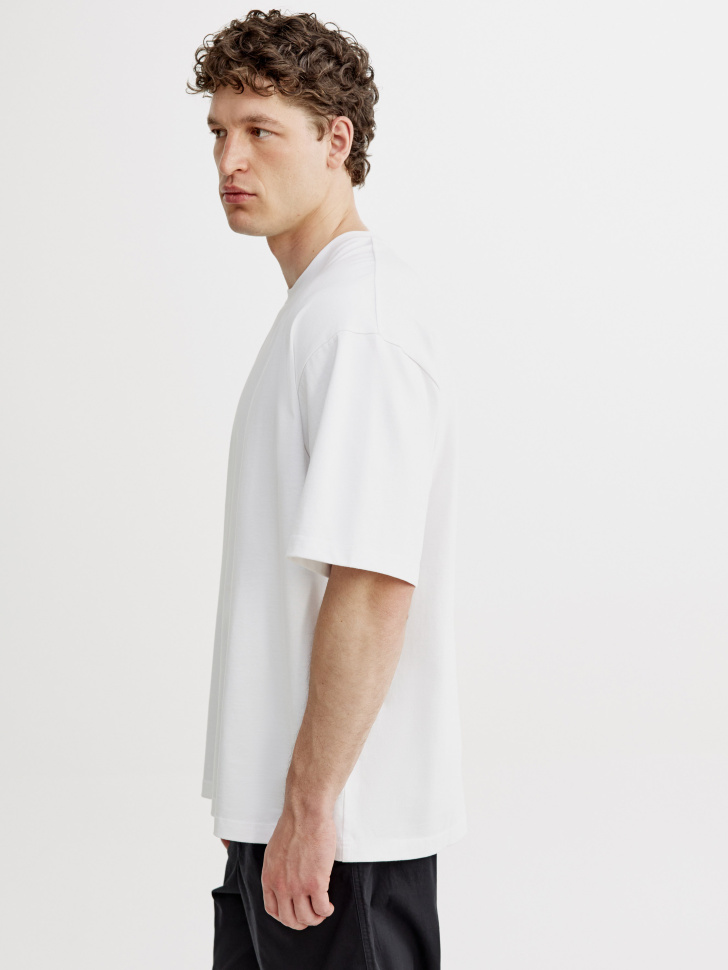 базовая футболка макс оверсайз из россии вид сбоку