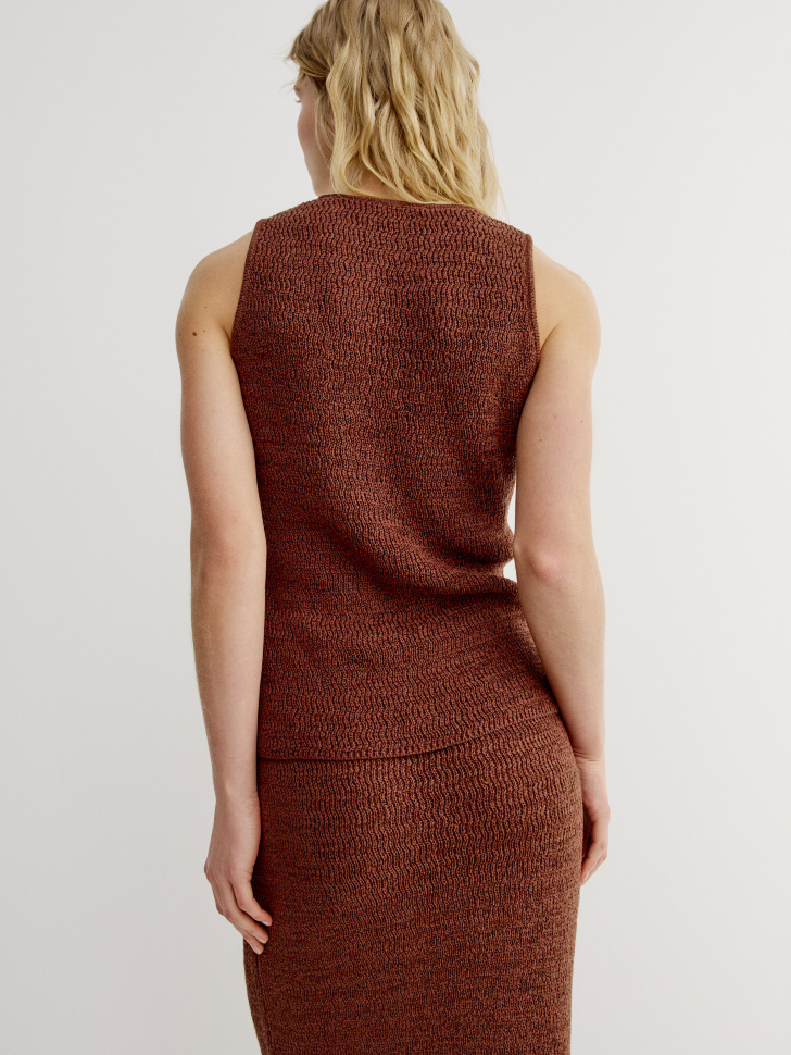 топ приталенный фактурной вязки по цене 2599 руб вид справа