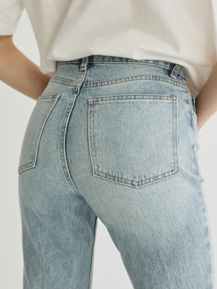 Товар красного цвета с внутренней стороны