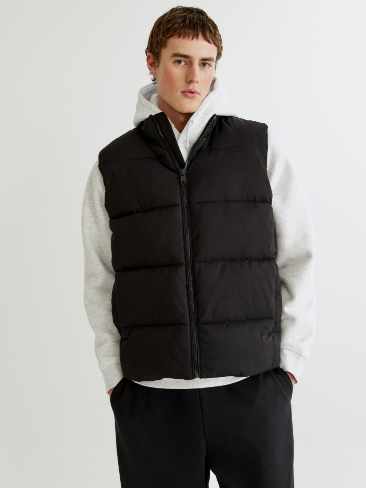 утепленный жилет с термостежкой от бренда sela вид слева