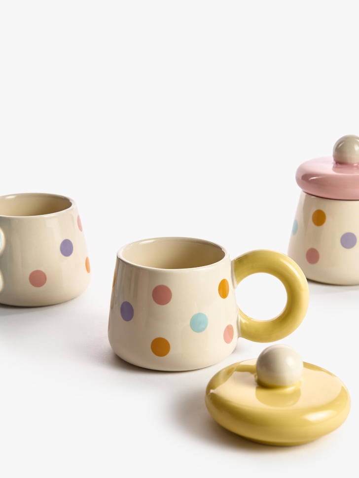 детская кружка из майолики с крышкой от бренда sela вид слева