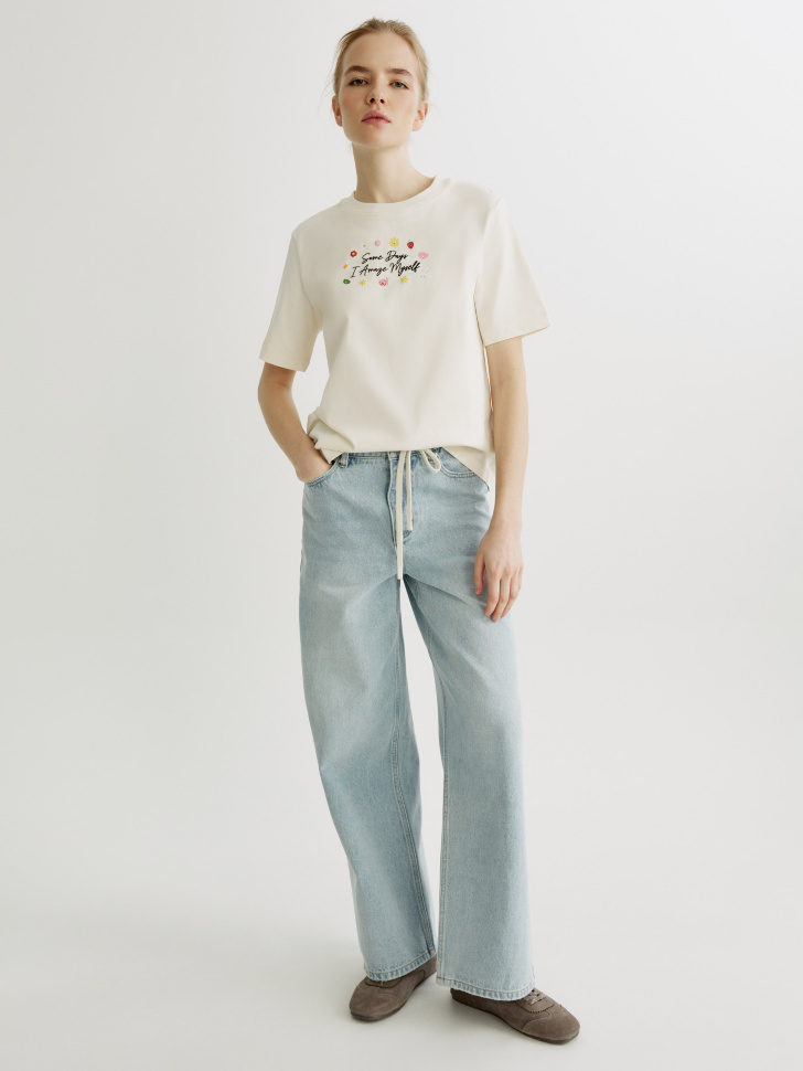 футболка с объемным принтом от бренда sela вид слева