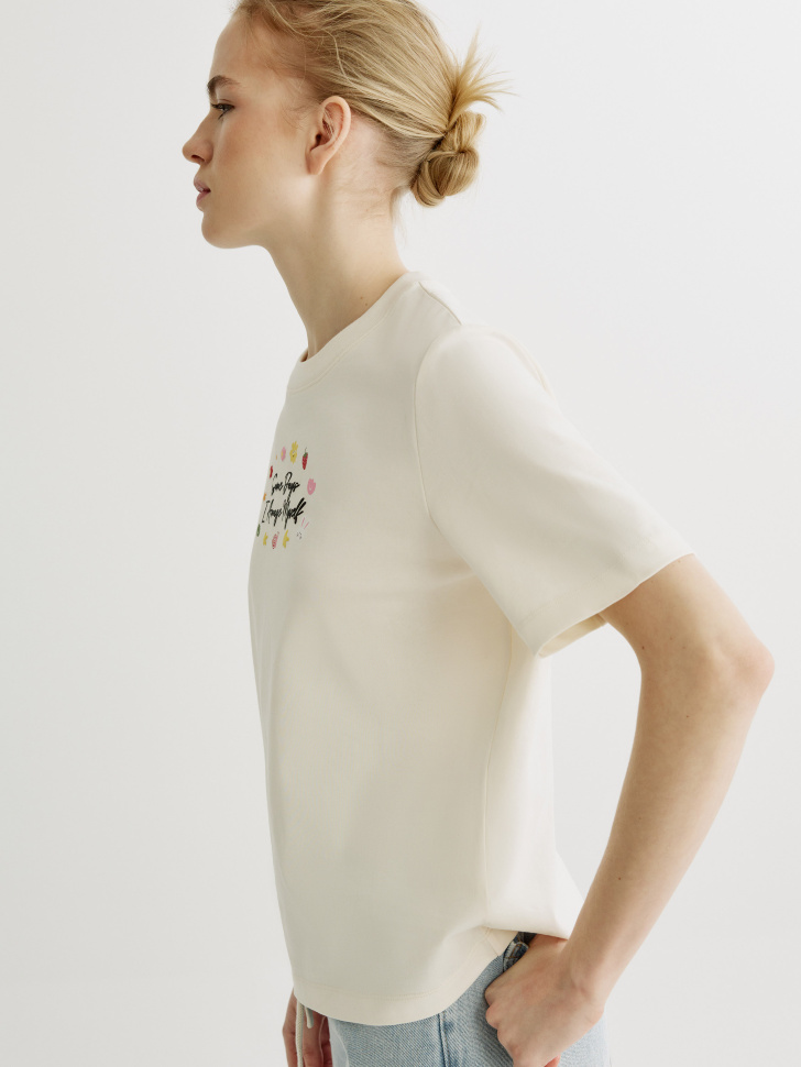 футболка с объемным принтом из россии вид сбоку