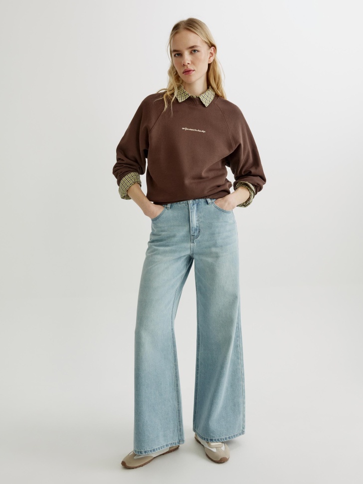 свитшот оверсайз с текстовым принтом от бренда sela вид слева