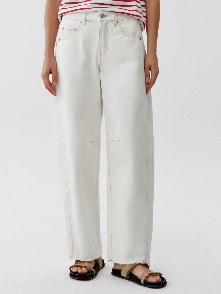 укороченные джинсы баллоны на низкой посадке от бренда sela вид слева