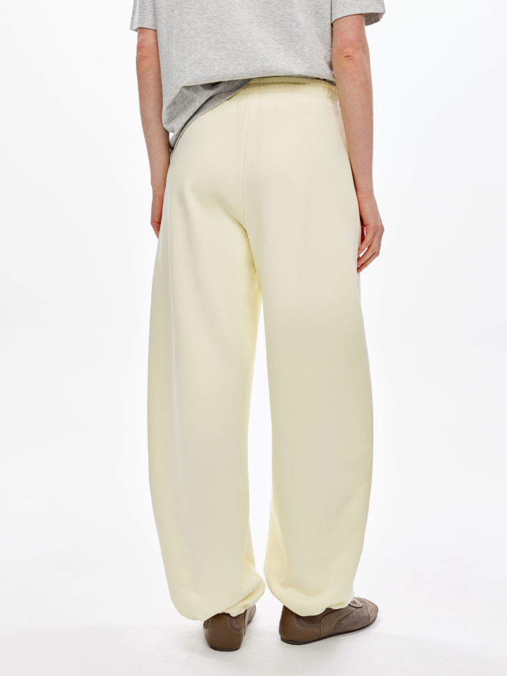 брюки из футера с регулируемыми затяжками по низу по цене 3599 руб вид справа