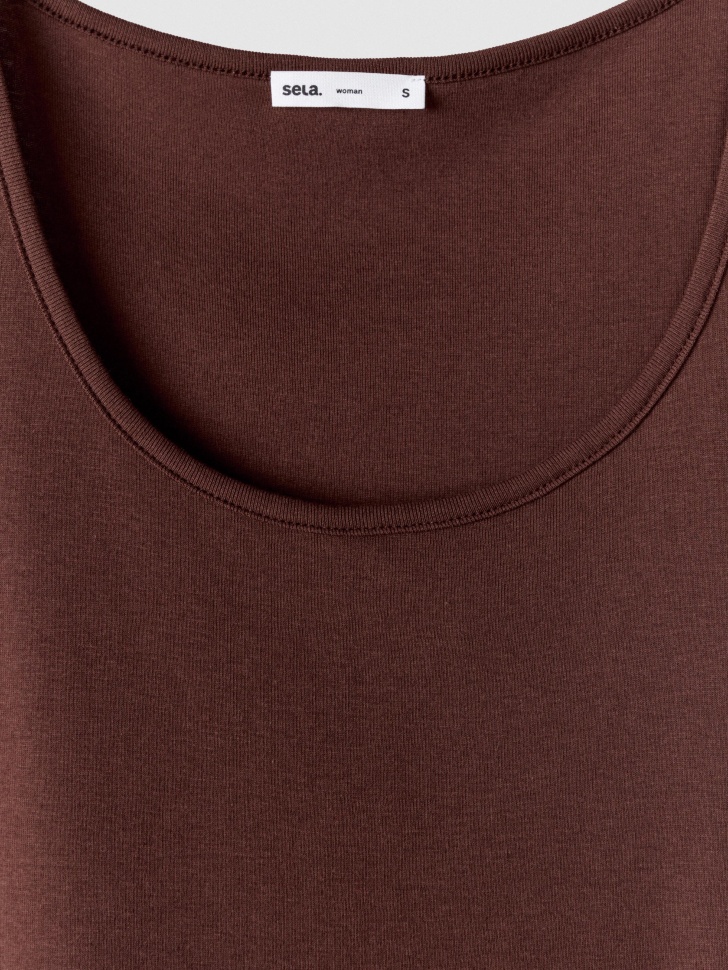 топ приталенный в рубчик из смесового модала от бренда sela вид слева