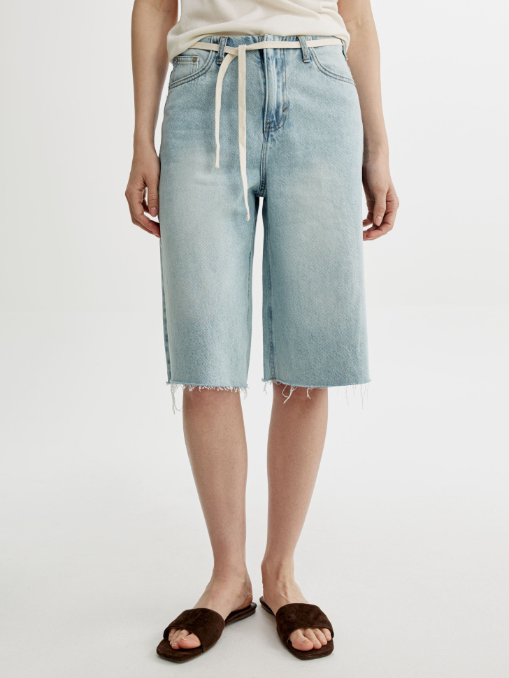 джинсовые широкие шорты со средней посадкой от бренда sela вид слева