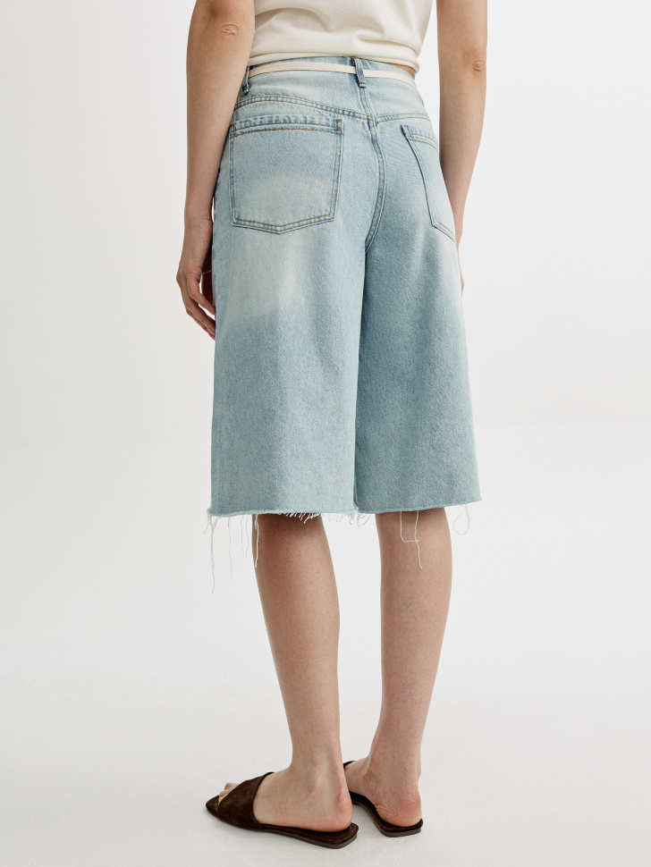 джинсовые широкие шорты со средней посадкой по цене 3299 руб вид справа