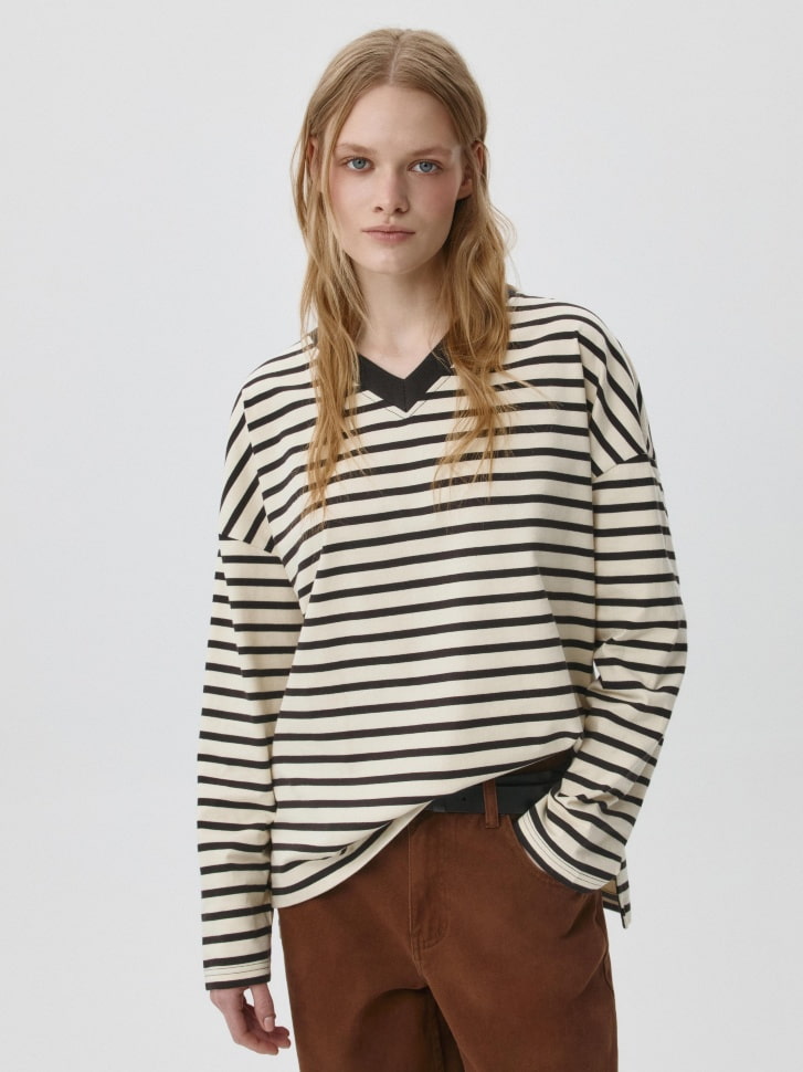 Лонгслив ANNA OVERSIZE FIT с треугольным вырезом