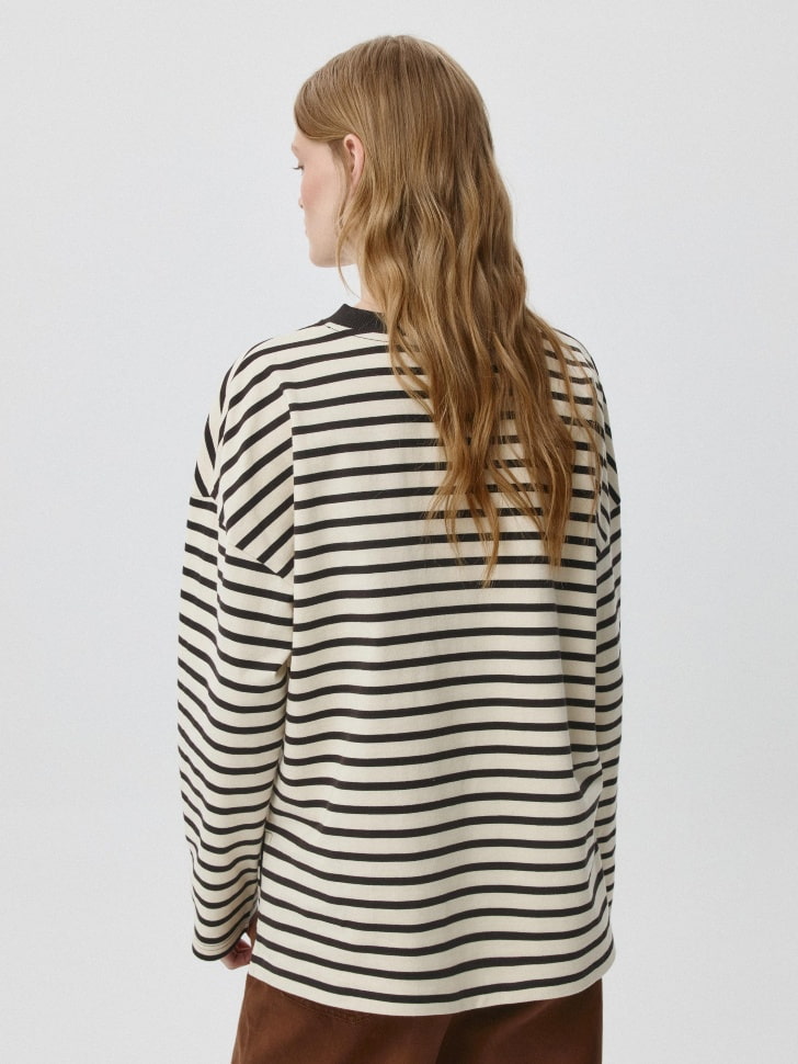 Лонгслив ANNA OVERSIZE FIT с треугольным вырезом. Фото №4