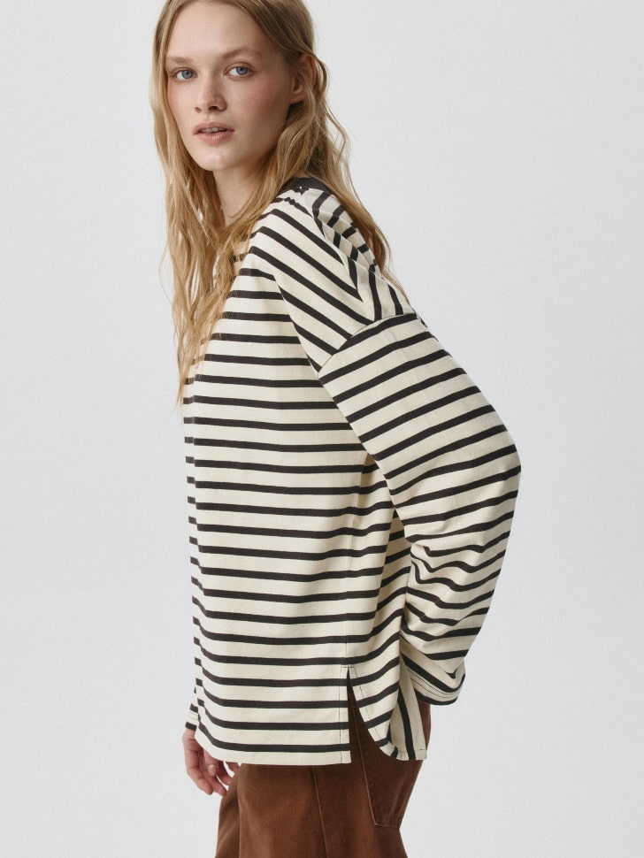 Лонгслив ANNA OVERSIZE FIT с треугольным вырезом. Фото №5