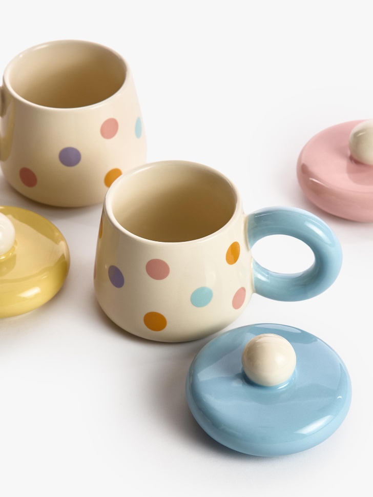 детская кружка из майолики с крышкой от бренда sela вид слева