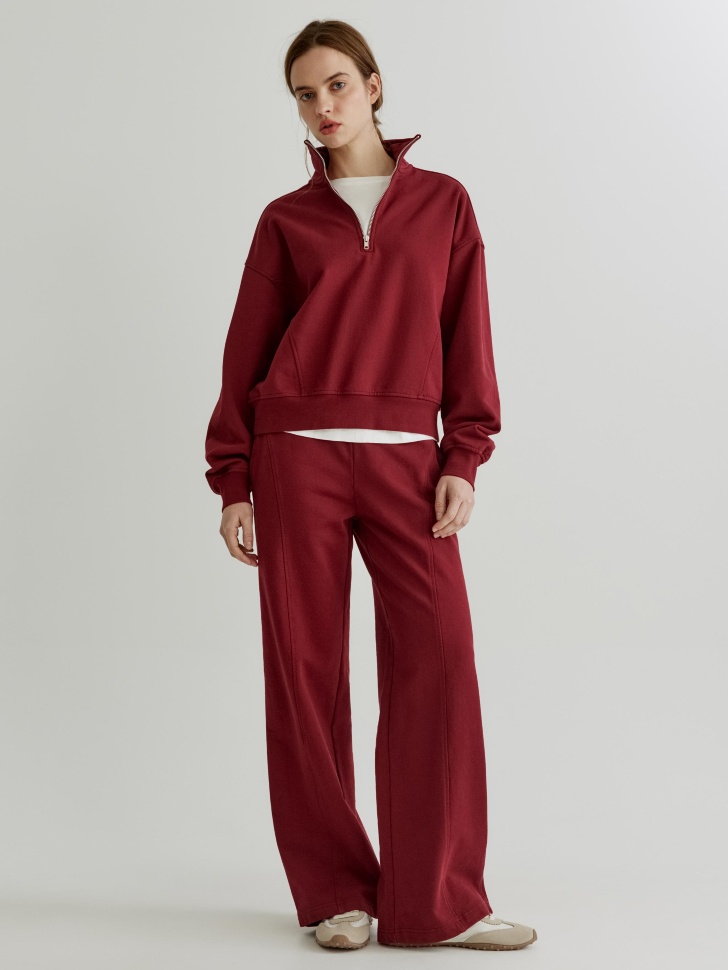 свитшот с высоким воротником на молнии от бренда sela вид слева