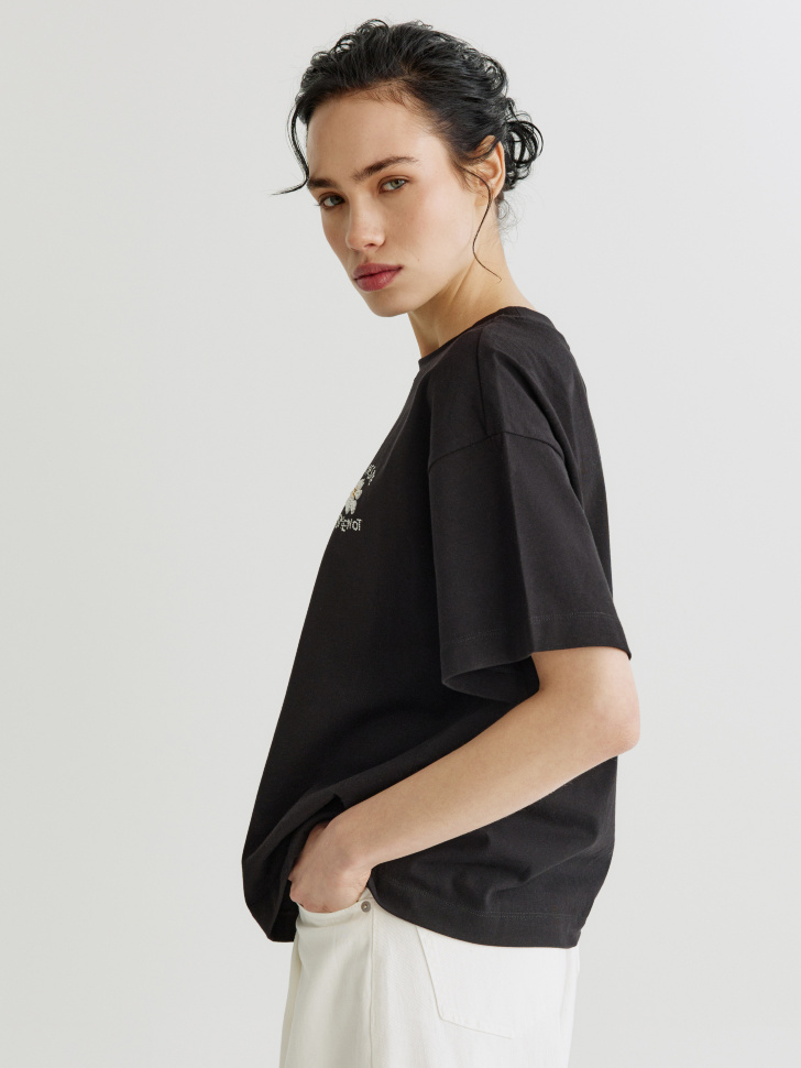 футболка оверсайз с вышивкой из россии вид сбоку