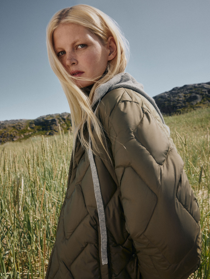 

Стеганая куртка с вязаным капюшоном