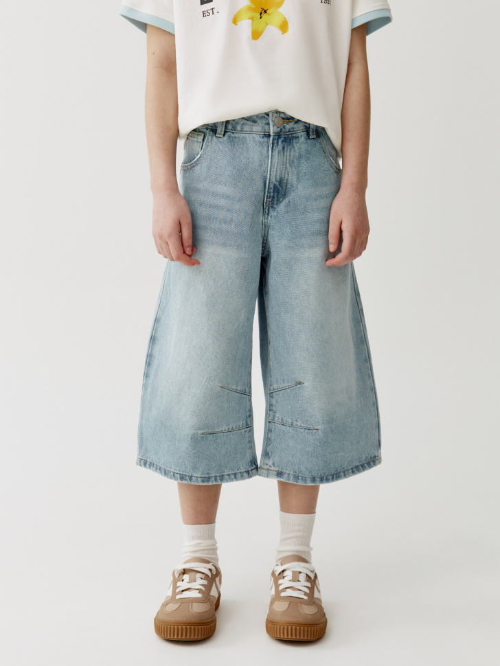 удлиненные джинсовые шорты с декоративными швами для девочек от бренда sela вид слева