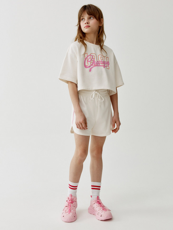 укороченная футболка из футера для девочек от бренда sela вид слева