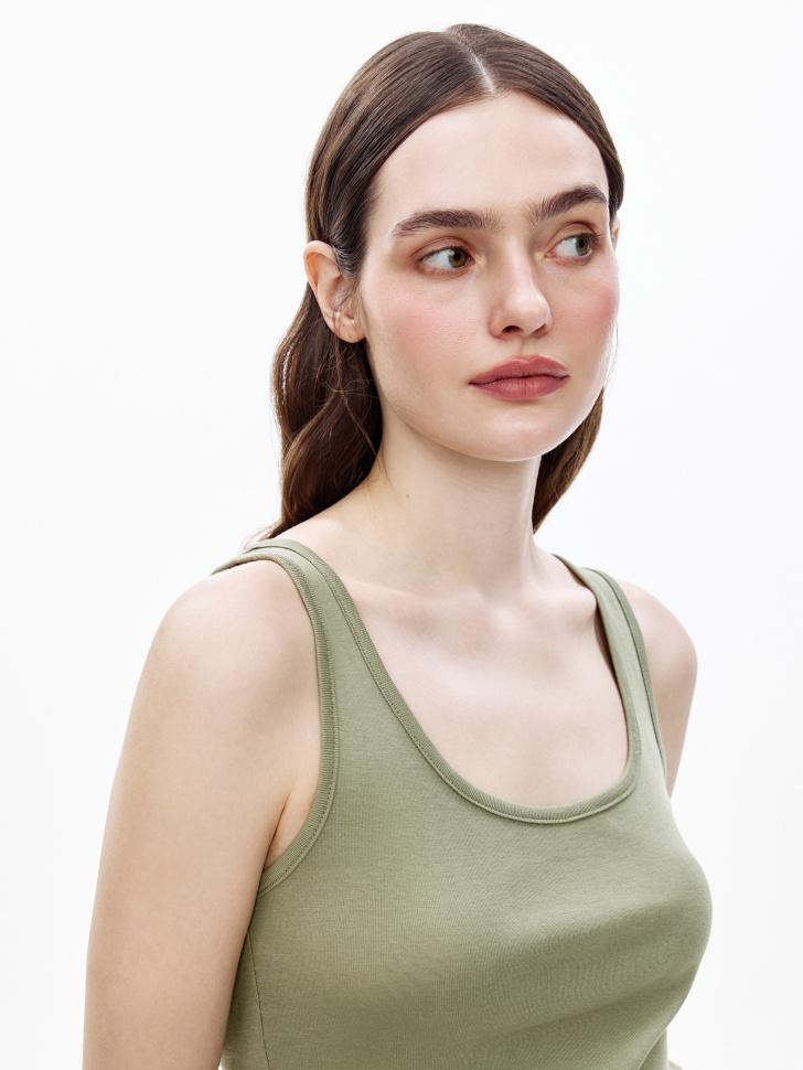 топ приталенный в рубчик из смесового модала из россии вид сбоку