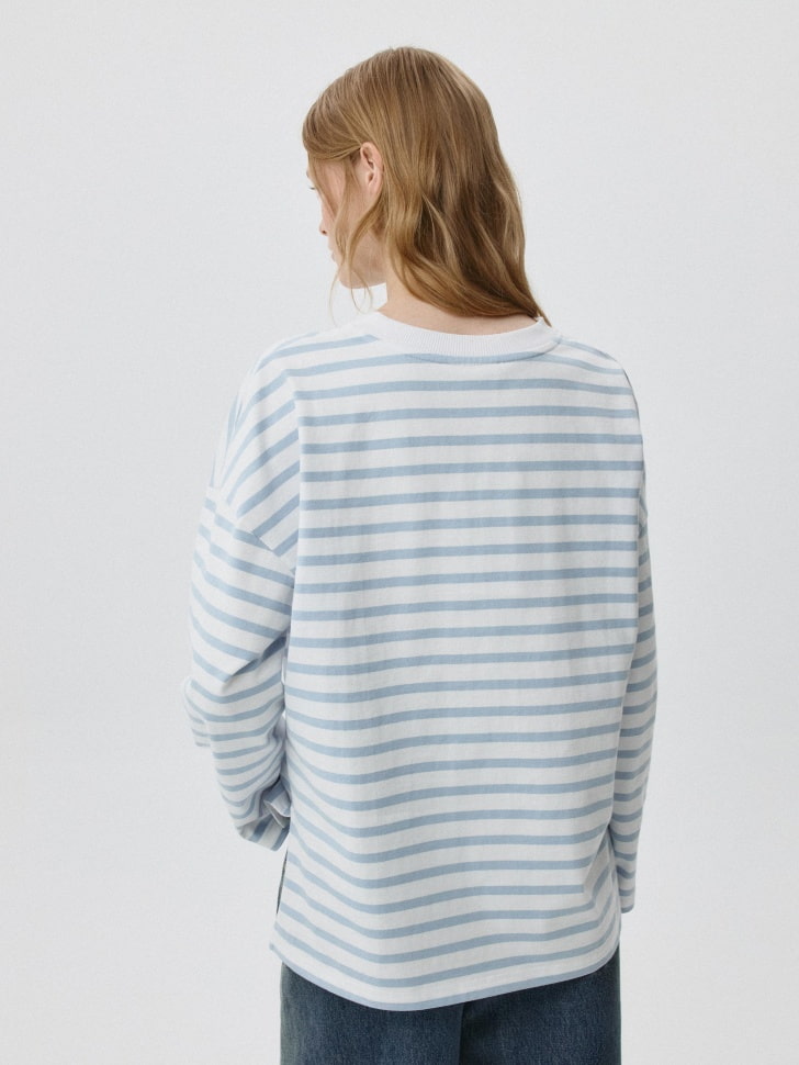 Лонгслив ANNA OVERSIZE FIT с треугольным вырезом. Фото №3