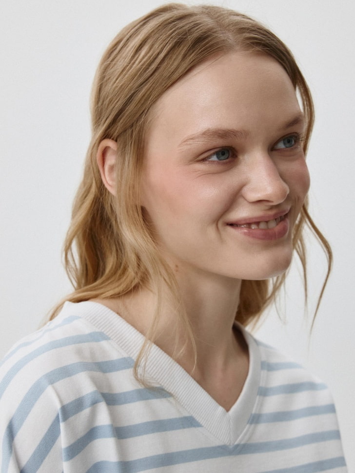Лонгслив ANNA OVERSIZE FIT с треугольным вырезом. Фото №4
