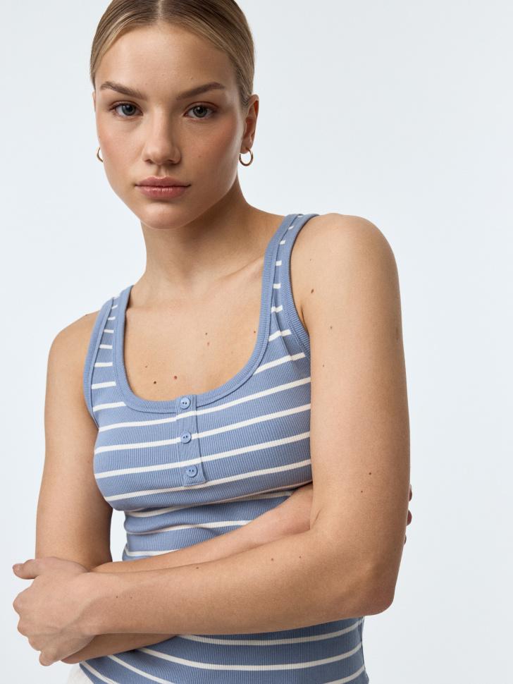 

Базовый топ на пуговицах