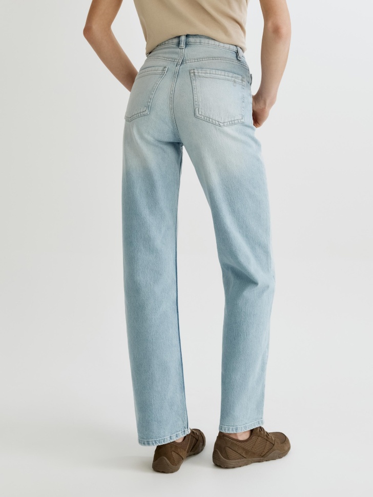 джинсы straight по цене 3999 руб вид справа