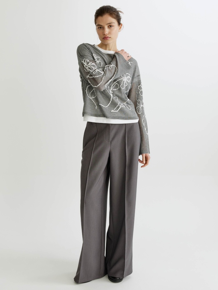 вязаный укороченный джемпер с вышивкой от бренда sela вид слева