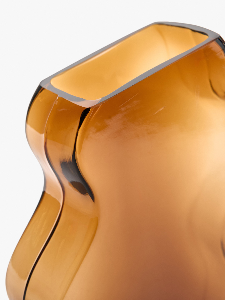 асимметричная ваза из стекла с рельефным узором от бренда sela вид слева