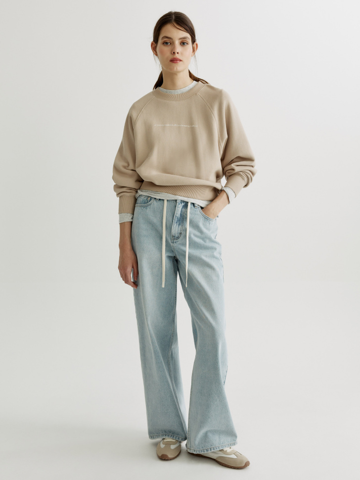 свитшот оверсайз с текстовым принтом от бренда sela вид слева