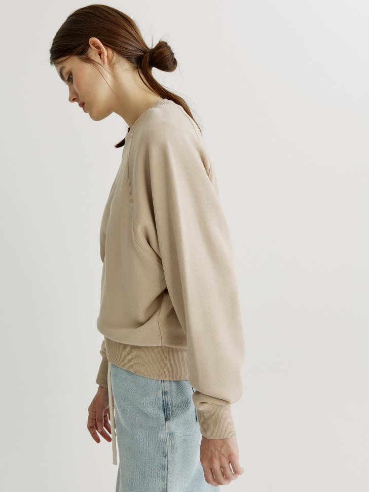 свитшот оверсайз с текстовым принтом из россии вид сбоку