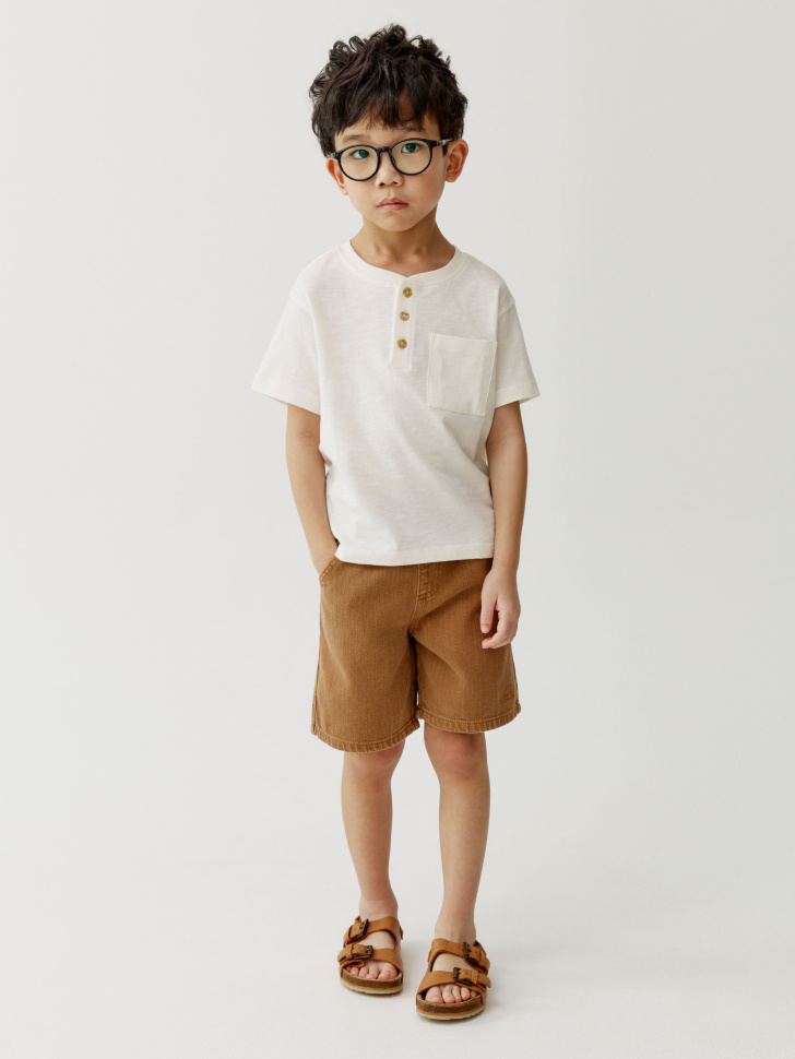 базовая футболка на пуговицах для мальчиков от бренда sela вид слева