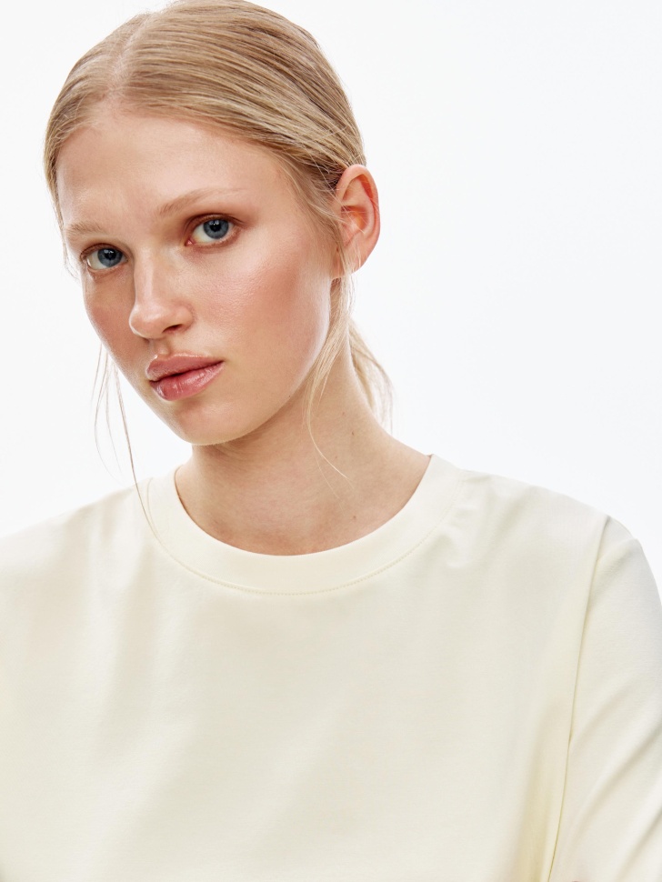 футболка из коллекции  x яндекс путешествия из россии вид сбоку