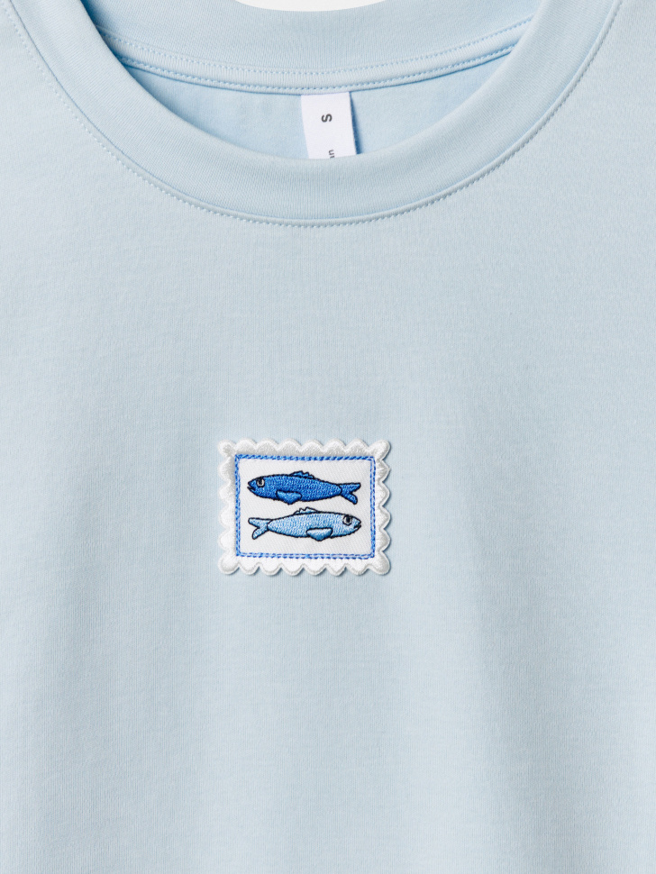 футболка приталенная с патчем на груди из трикотажа спереди