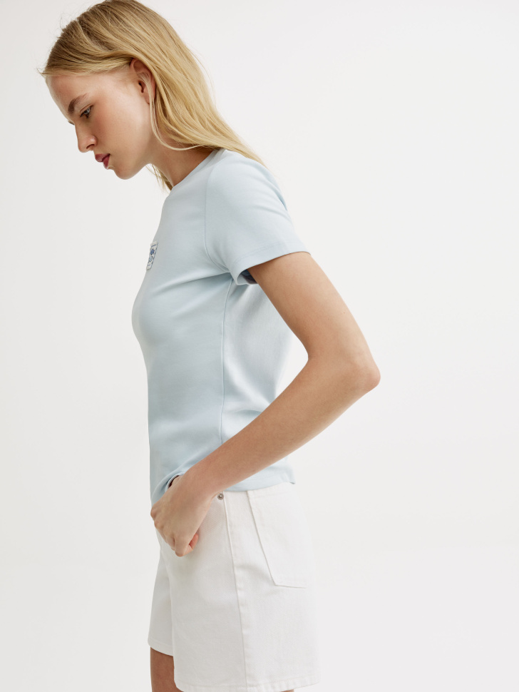 футболка приталенная с патчем на груди из россии вид сбоку