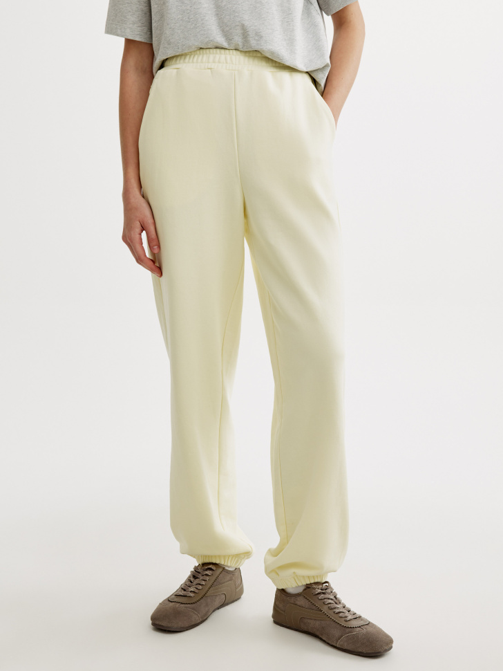 брюки джоггеры из футера с потайным карманом от бренда sela вид слева