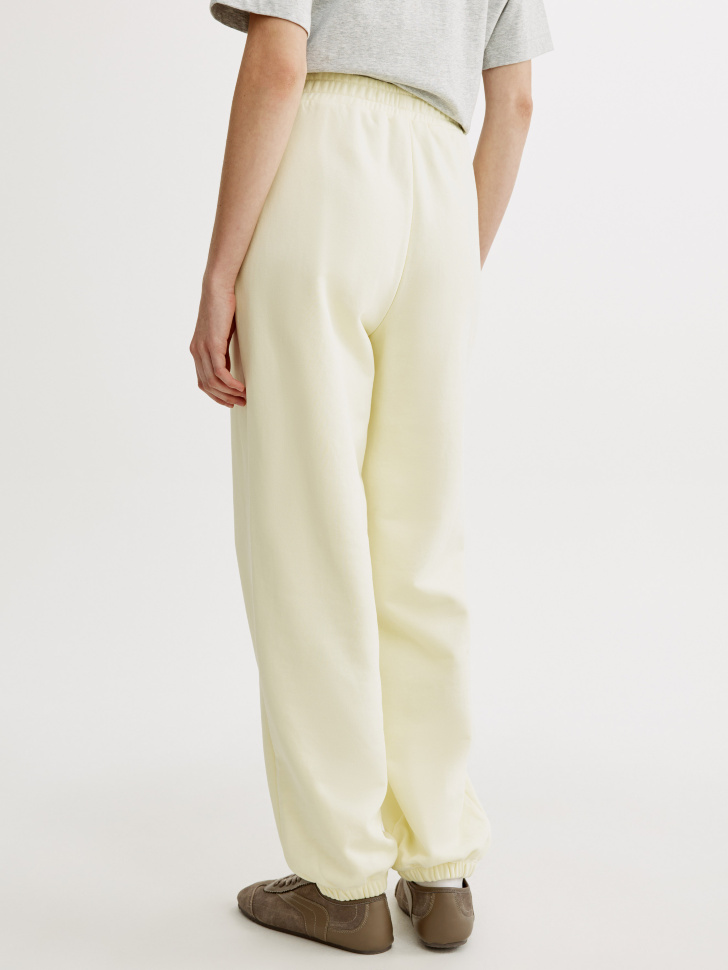 брюки джоггеры из футера с потайным карманом по цене 3599 руб вид справа