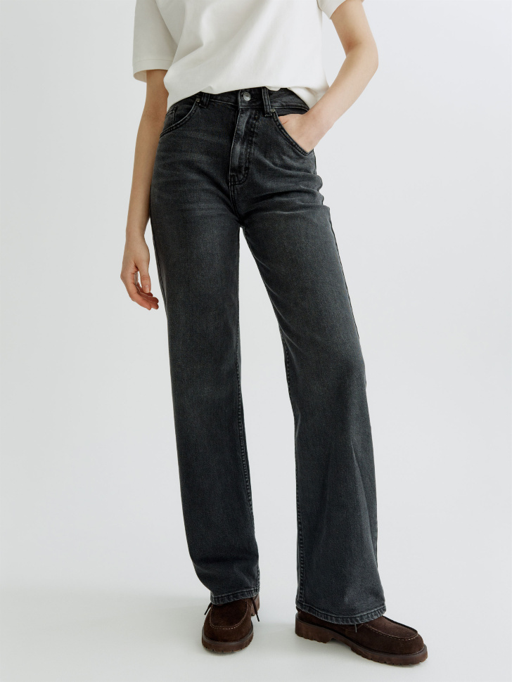 классические прямые джинсы с высокой посадкой от бренда sela вид слева
