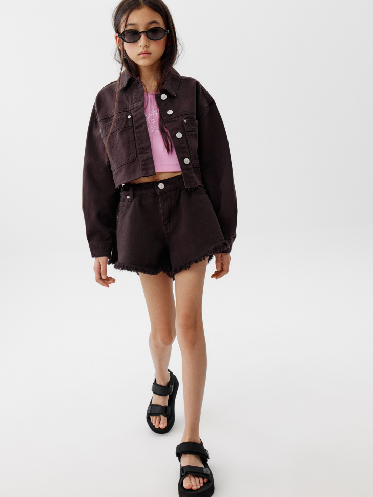 укороченная джинсовая куртка для девочек от бренда sela вид слева