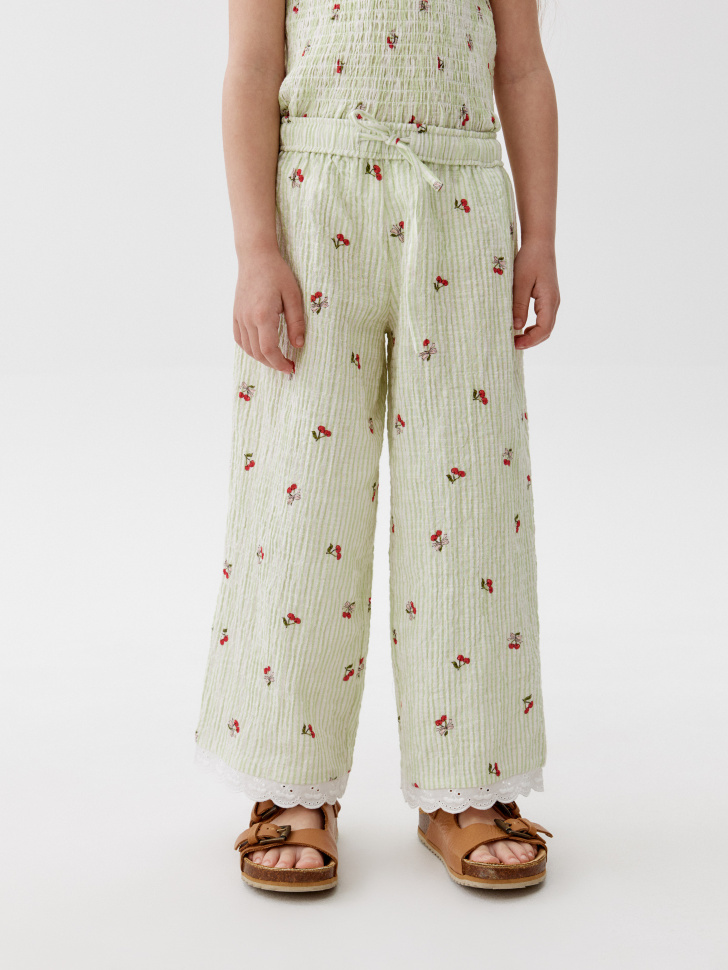 широкие хлопковые брюки с принтом для девочек от бренда sela вид слева